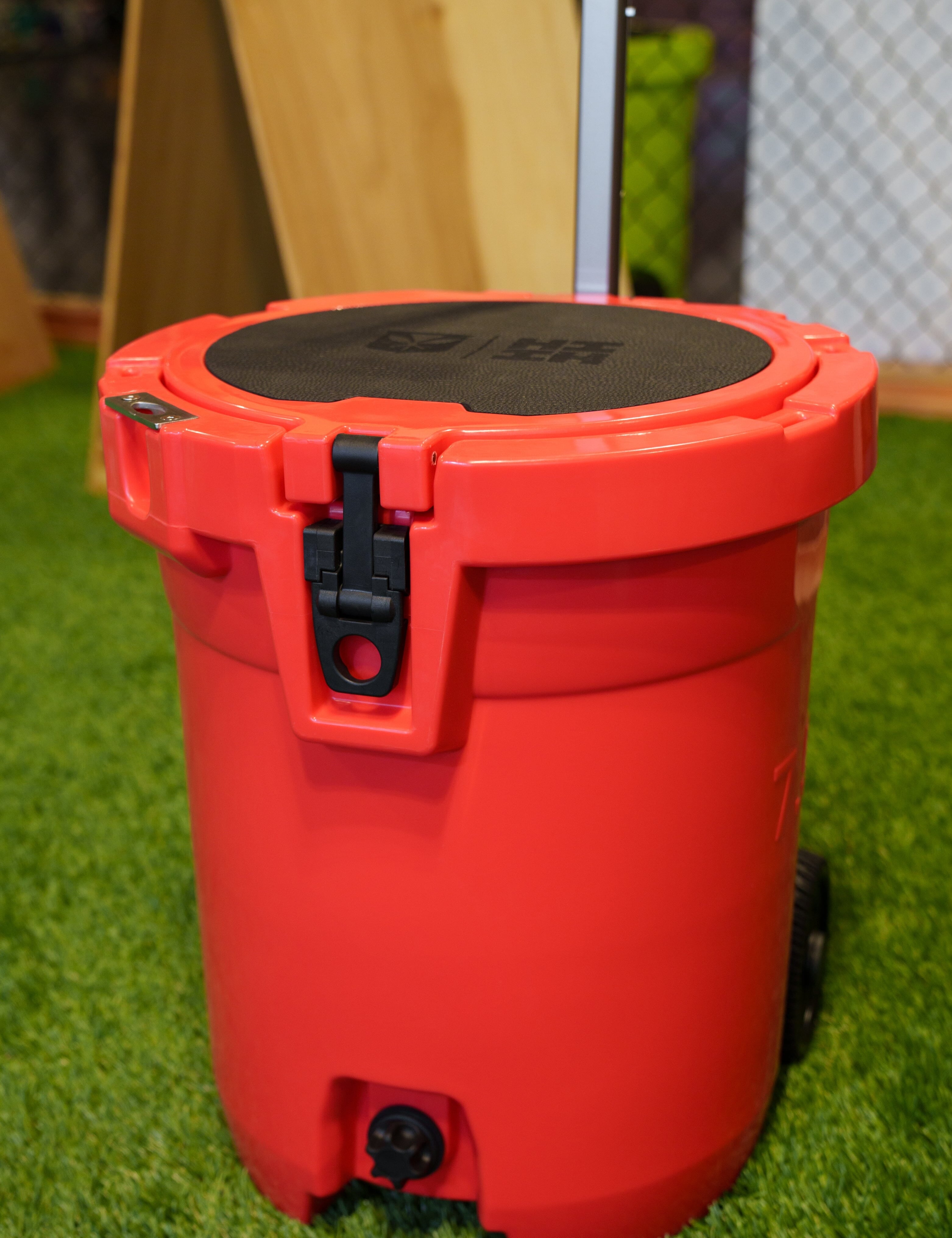 7.5 GAL TOWABLE ICE BUCKETS Utility Hawaii's Finest 