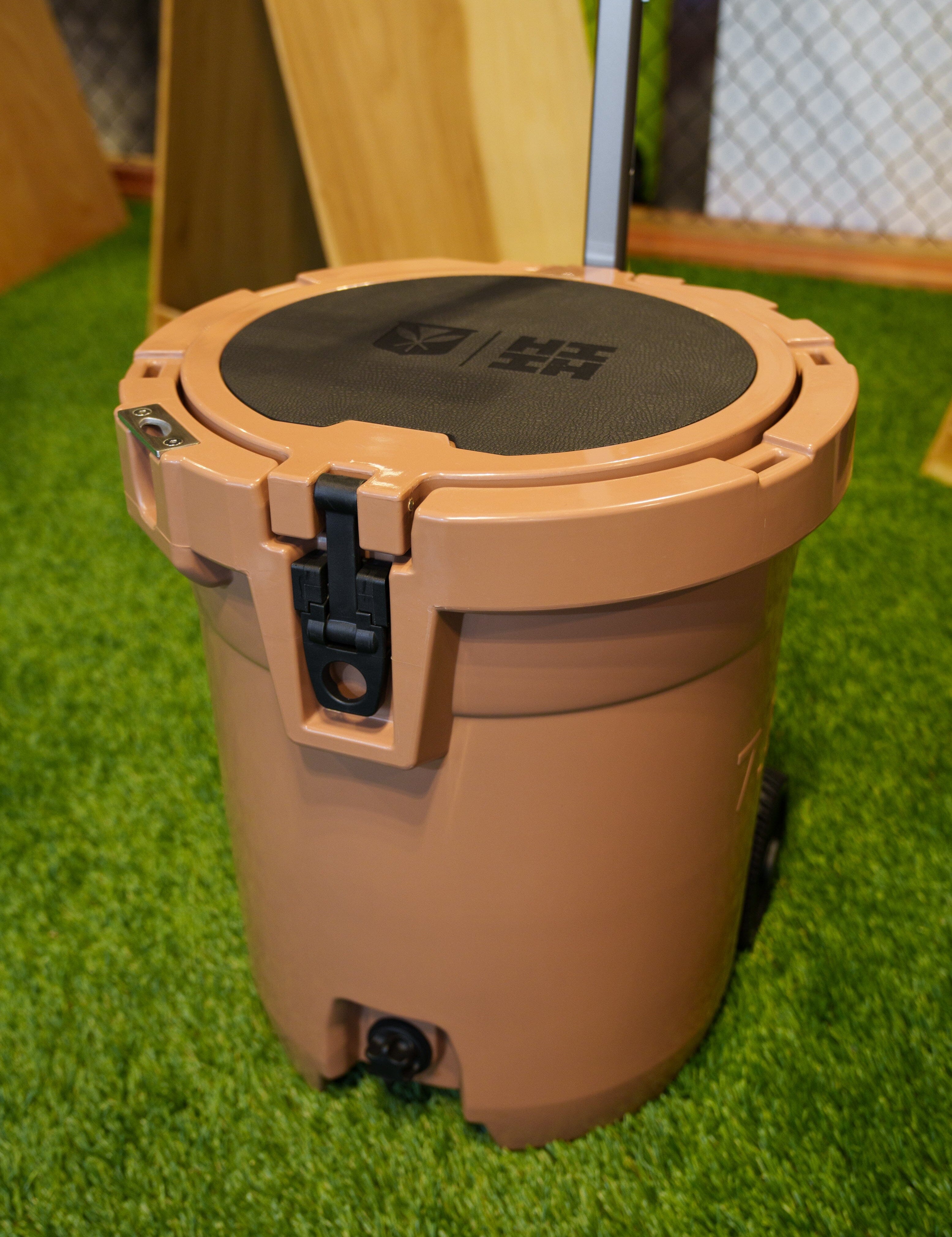 7.5 GAL TOWABLE ICE BUCKETS Utility Hawaii's Finest 