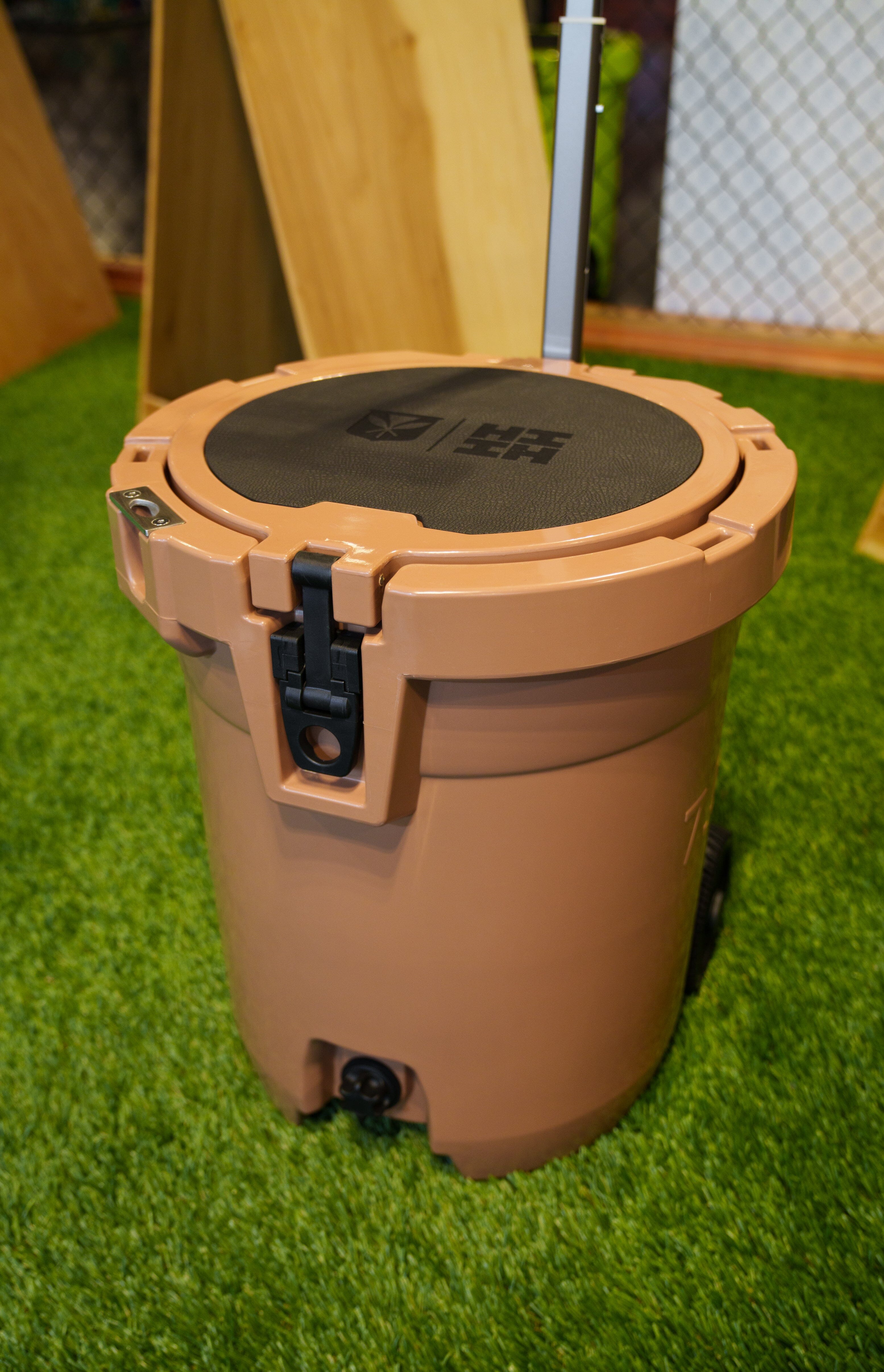 7.5 GAL TOWABLE ICE BUCKETS Utility Hawaii's Finest 