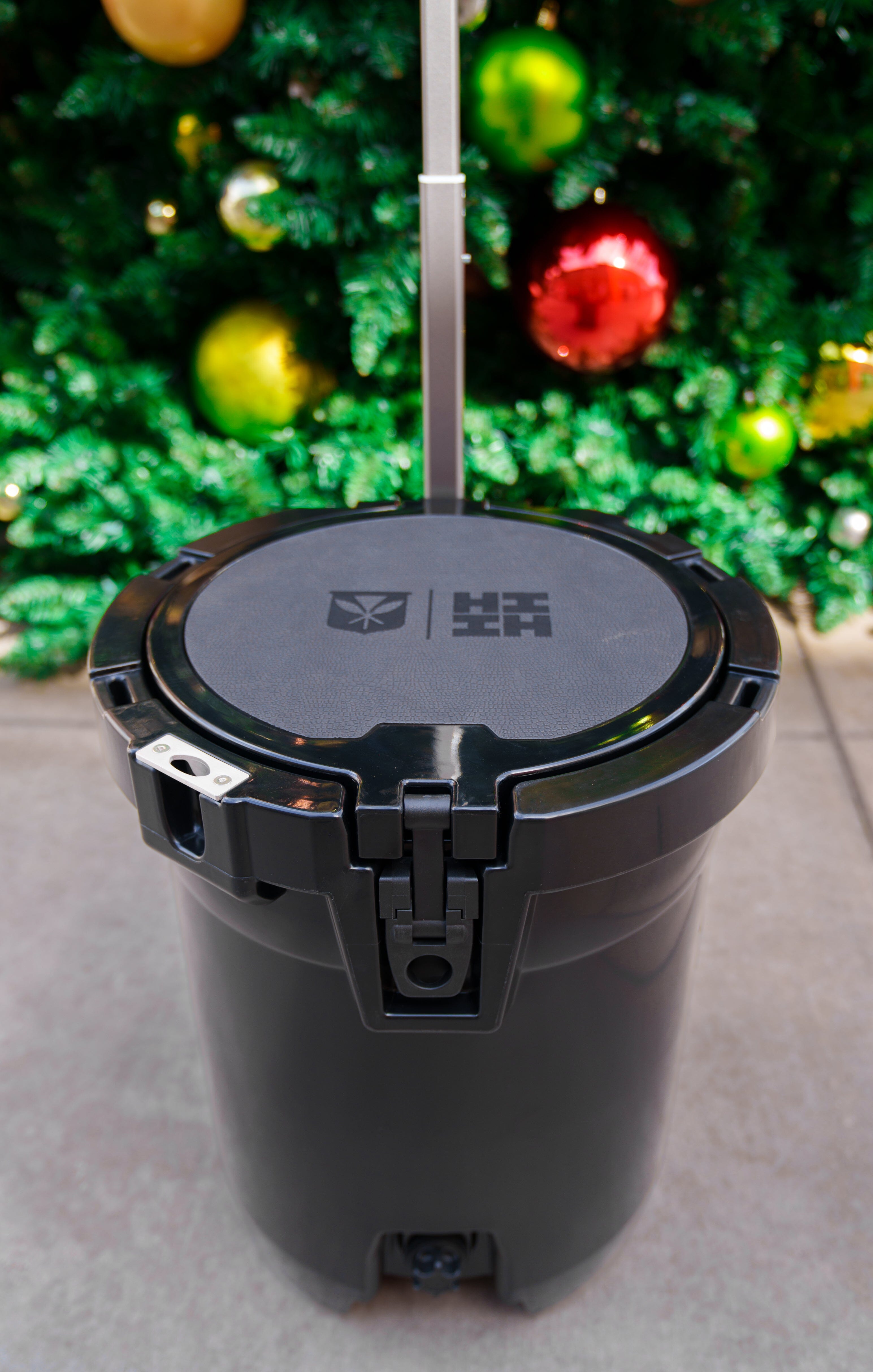 7.5 GAL TOWABLE ICE BUCKETS Utility Hawaii's Finest 