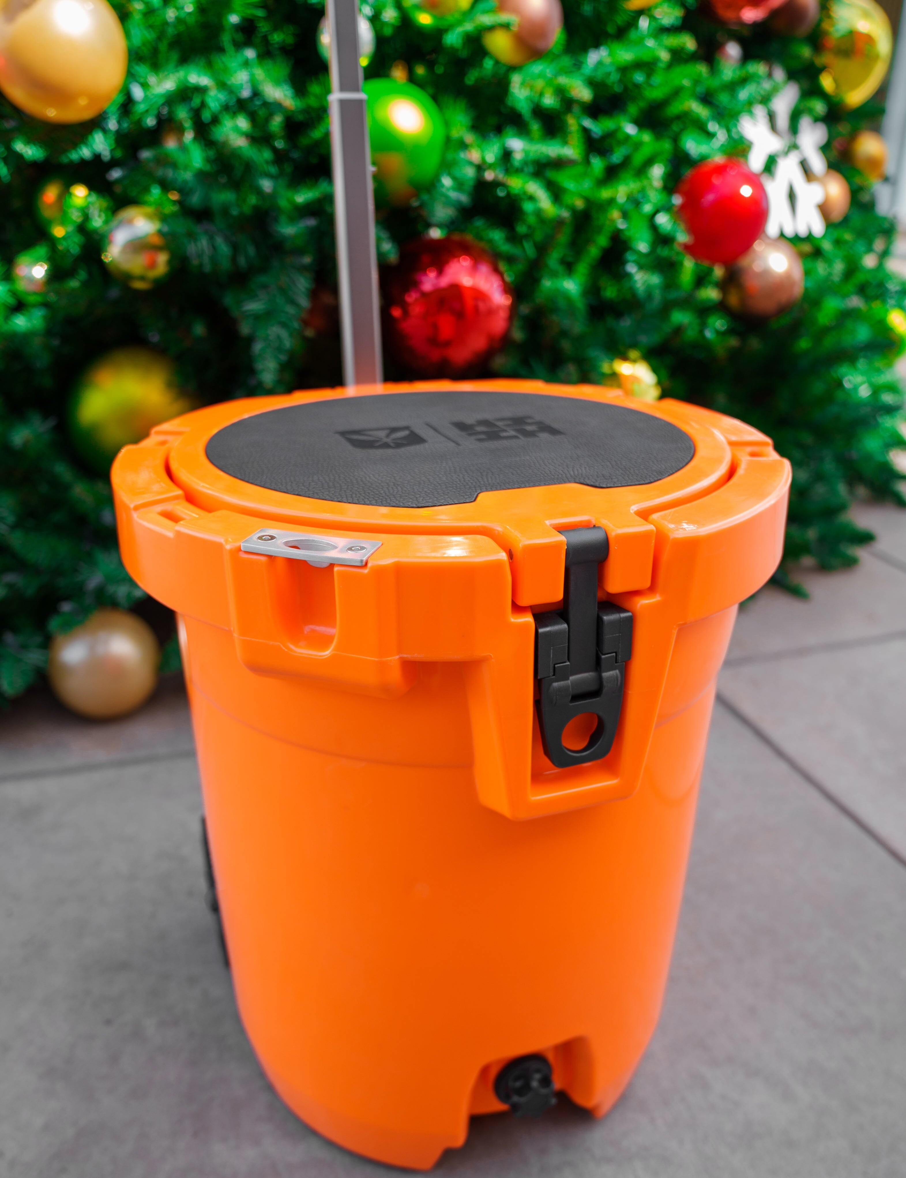 7.5 GAL TOWABLE ICE BUCKETS Utility Hawaii's Finest 