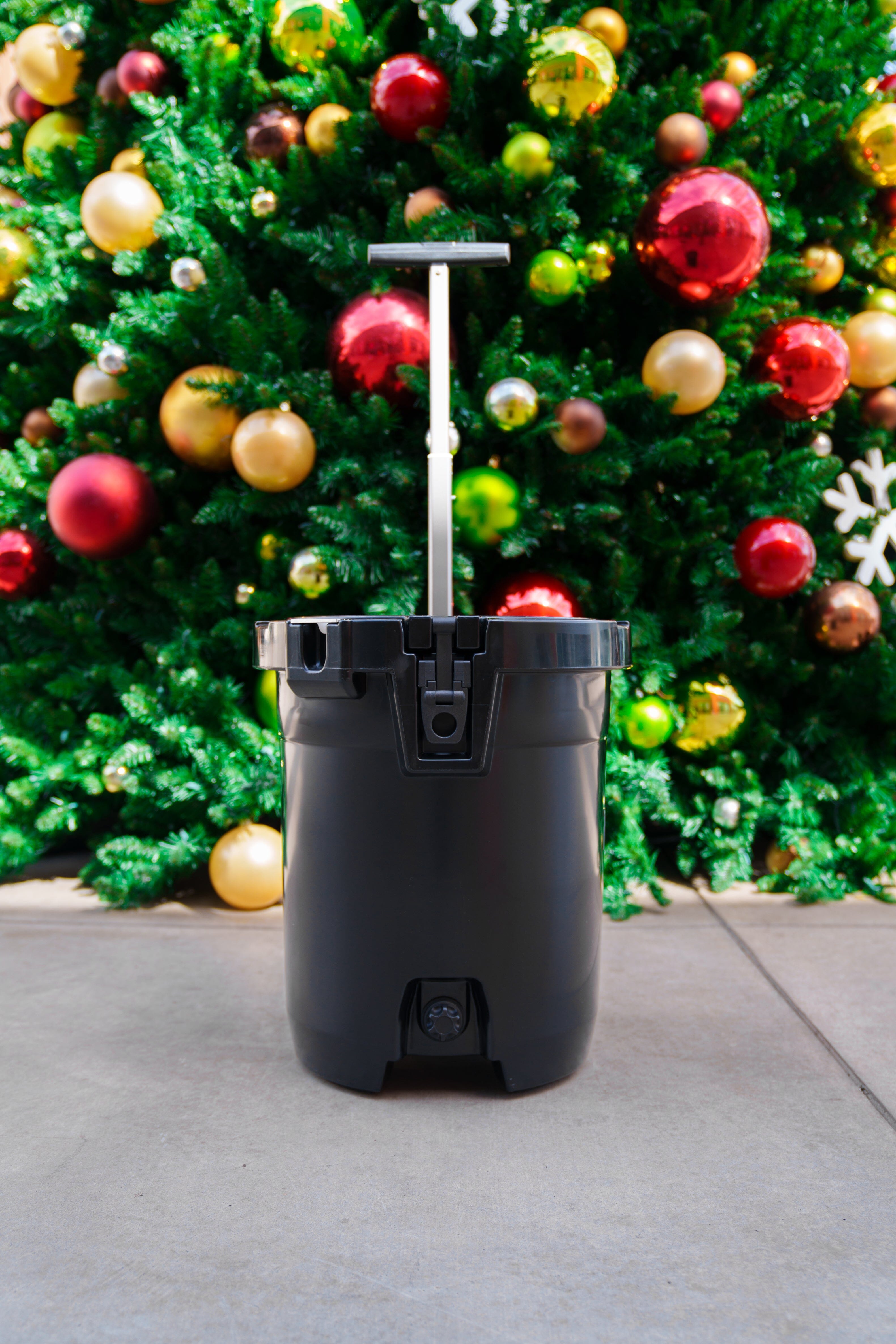 7.5 GAL TOWABLE ICE BUCKETS Utility Hawaii's Finest BLACK 