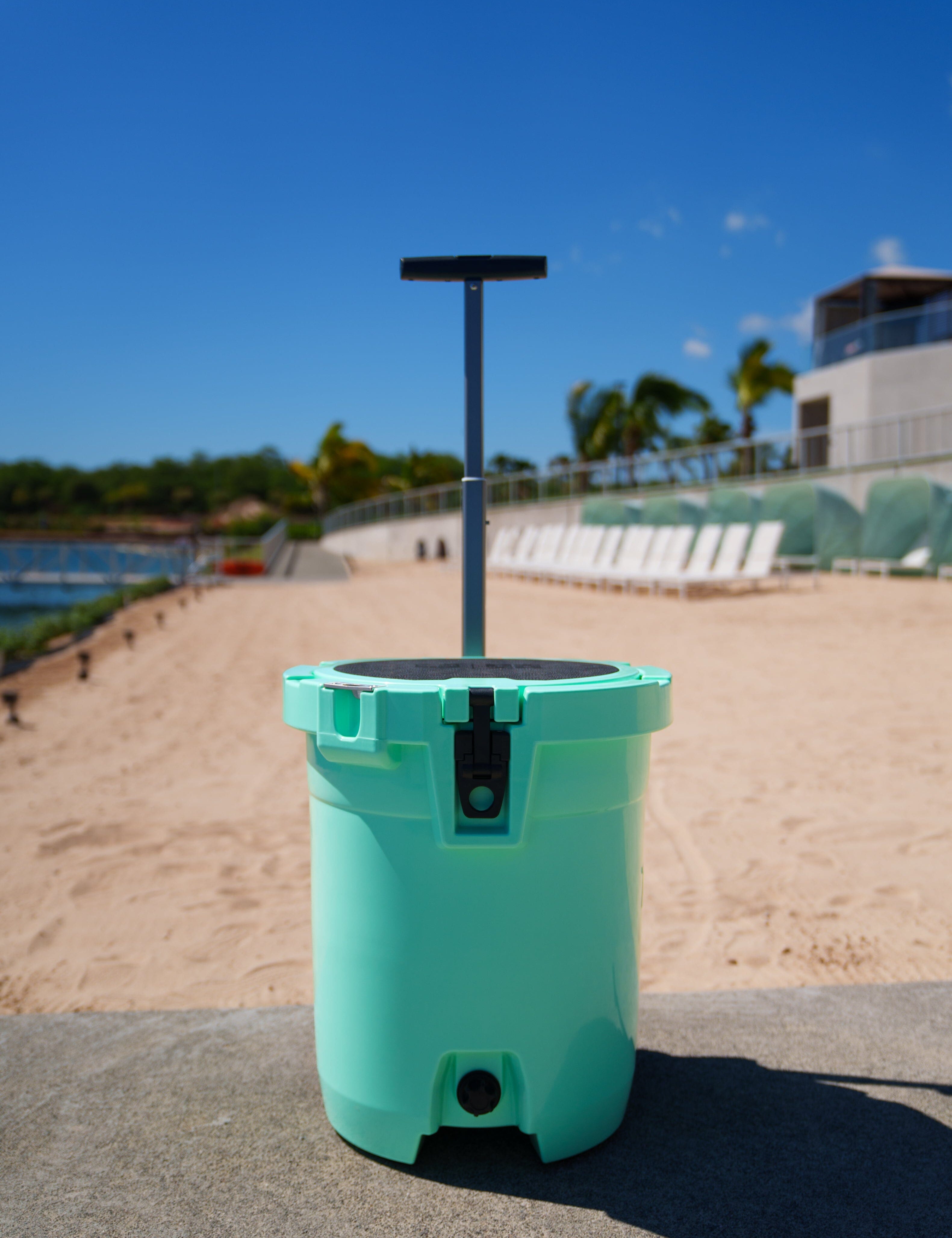 7.5 GAL TOWABLE ICE BUCKETS Utility Hawaii's Finest SEAFOAM 