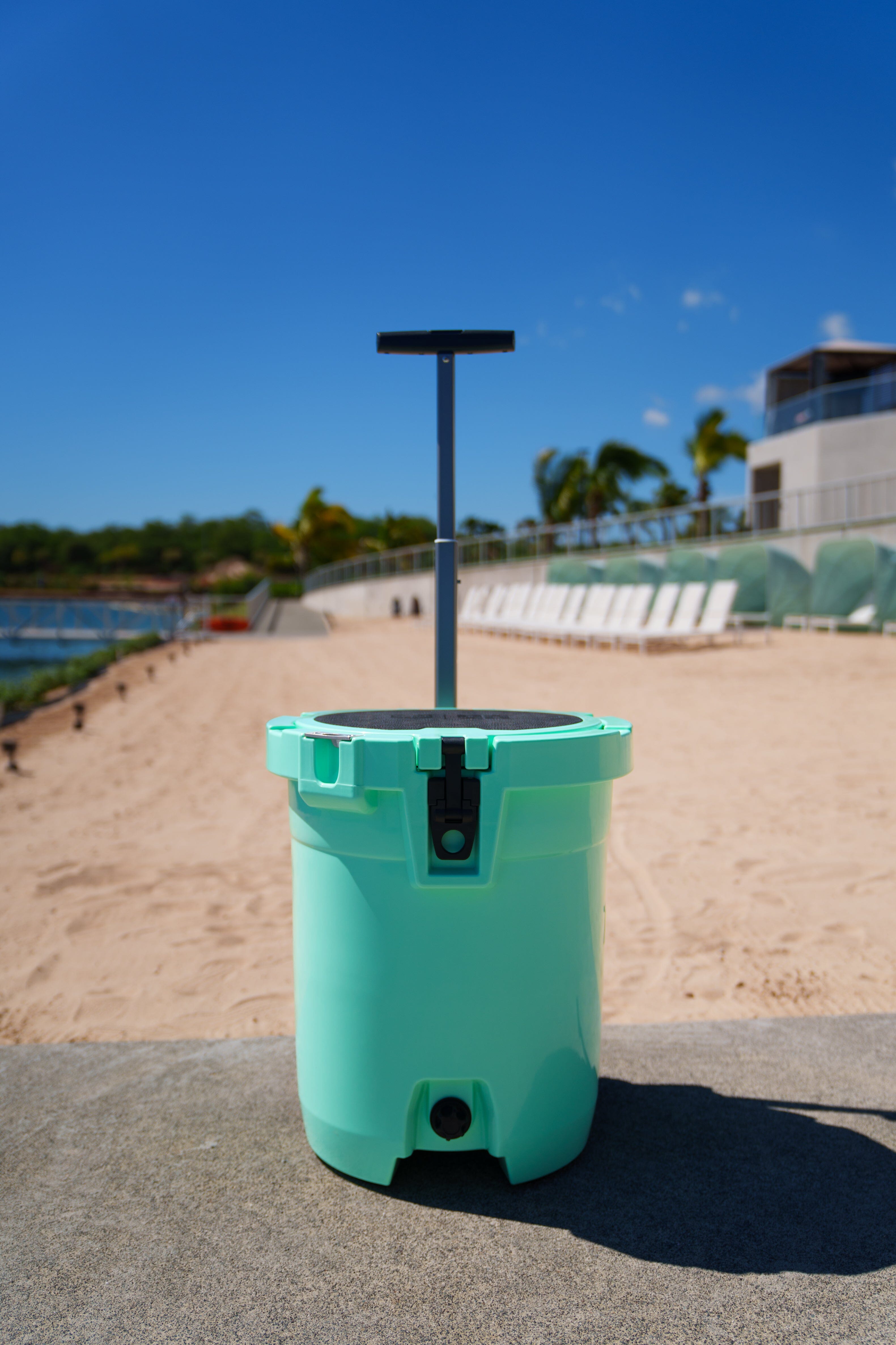 7.5 GAL TOWABLE ICE BUCKETS Utility Hawaii's Finest SEAFOAM 