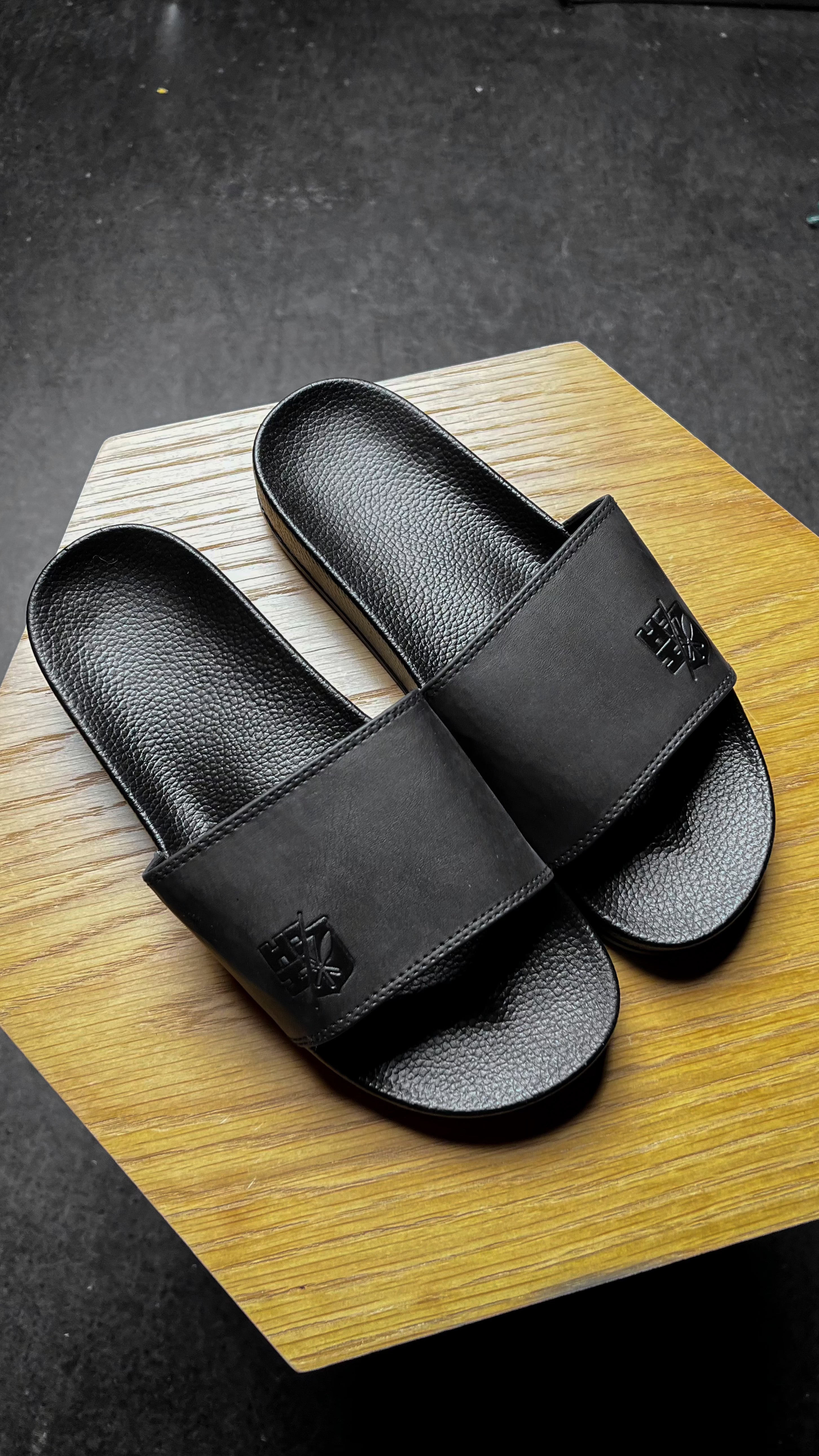 ALL BLACK SPLIT LOGO SLIDES Utility Hawaii's Finest 3 