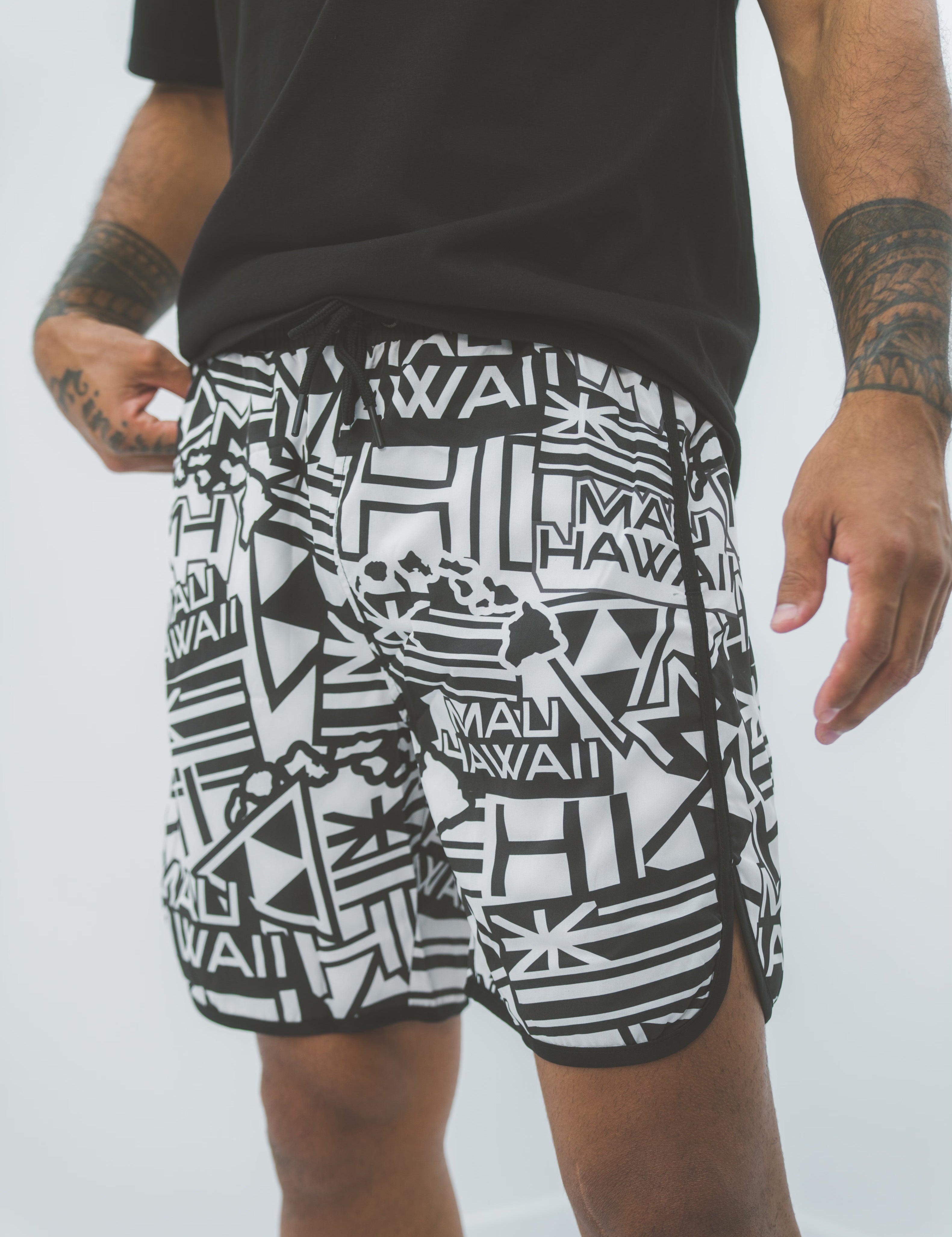 BLACK & WHITE MAU STICKERBOMB PERFORMANCE SHORTS Shorts Mau Hawaii 