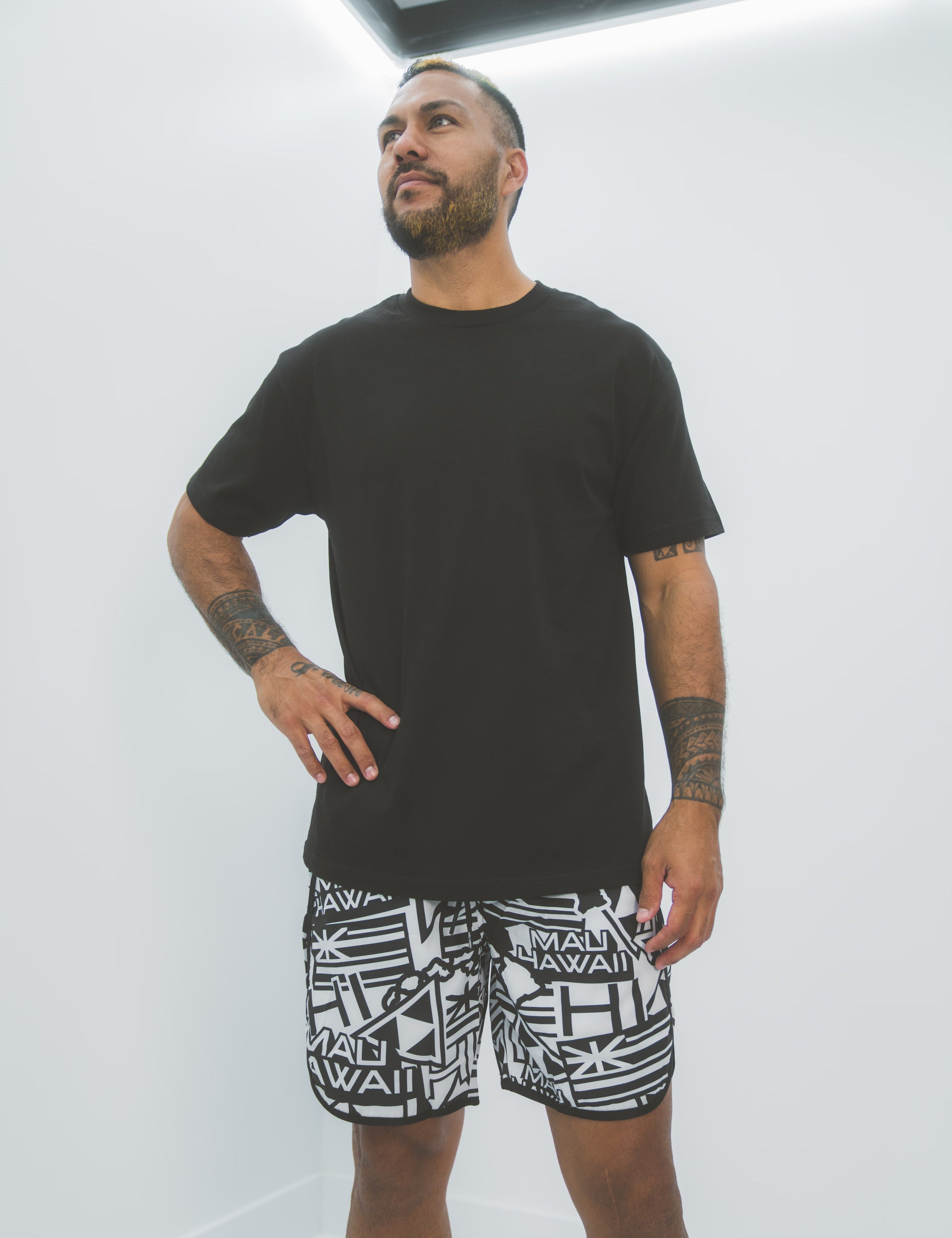 BLACK & WHITE MAU STICKERBOMB PERFORMANCE SHORTS Shorts Mau Hawaii SMALL 